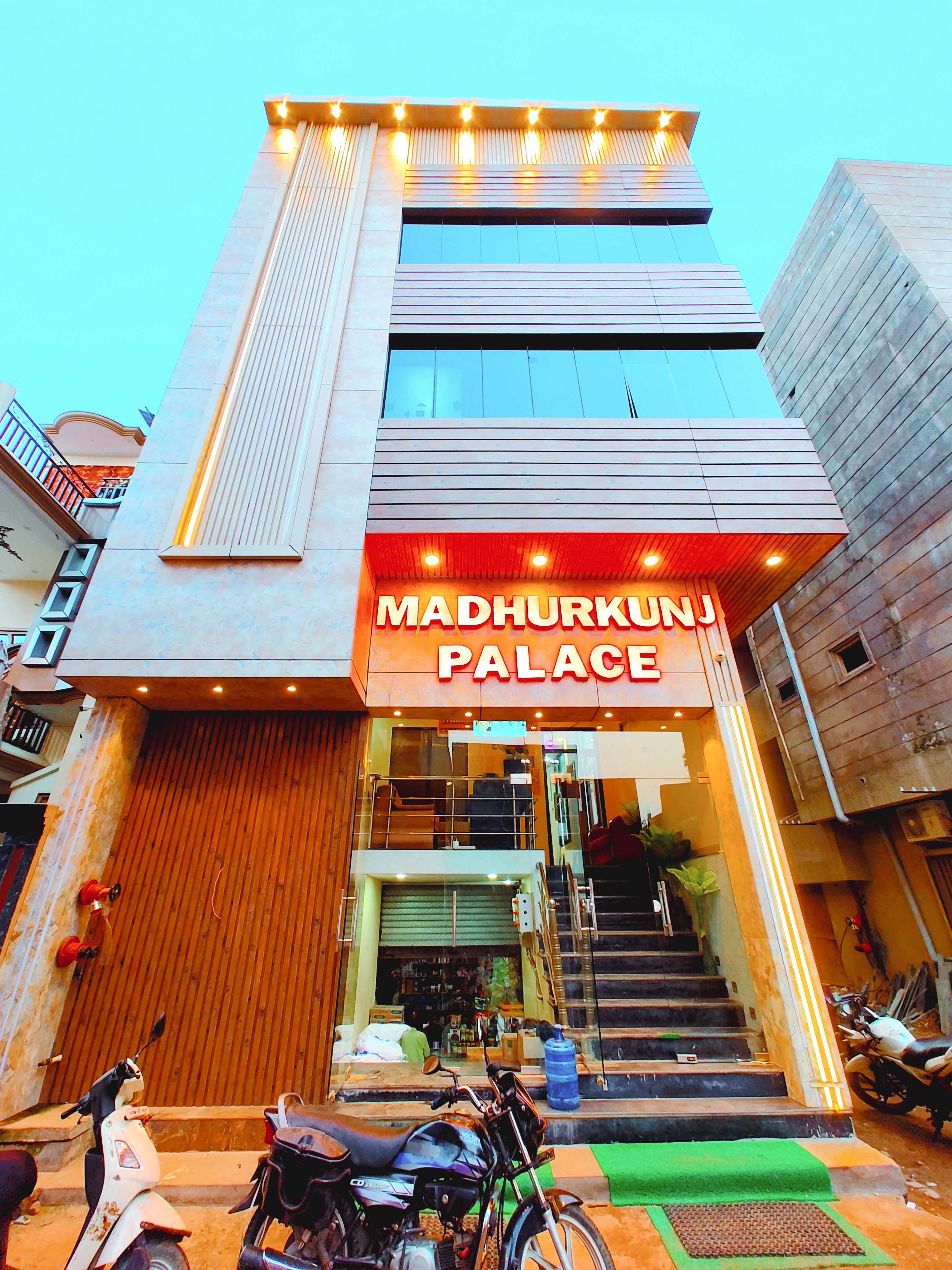 Hotel Madhur Kunj Palace - Infront Ram Janam Bhumi 